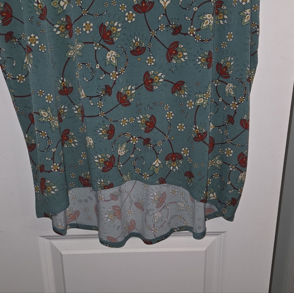 Lularoe Floral Stretch Irma Tunic Blouse - Picture 4 of 9